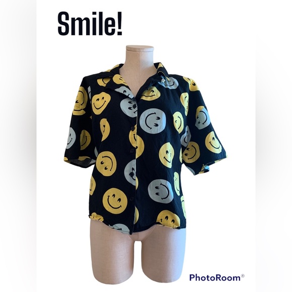 😀 Unisex Smiley Face Button Front Shirt! 😀 - Picture 6 of 7
